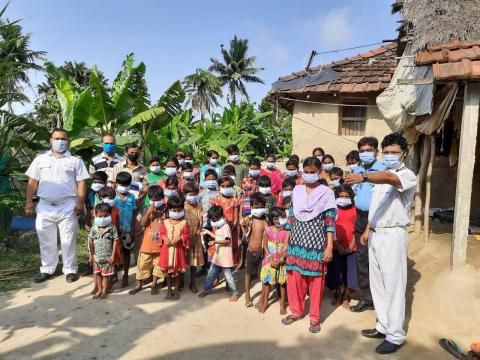 सागर द्वीप पश्चिम बंगाल में जागरूकता और सैनिटाइज़र और मास्क के वितरण के लिए सेवा सेवा शिविर