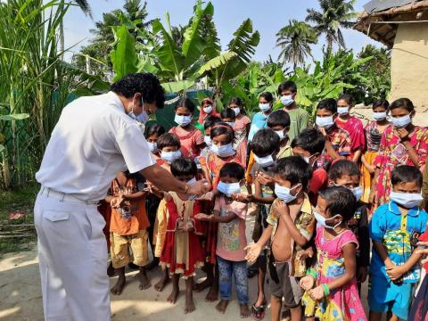 सागर द्वीप पश्चिम बंगाल में जागरूकता और सैनिटाइज़र और मास्क के वितरण के लिए सेवा शिविर